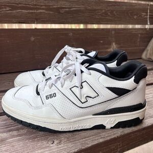 NEW BALANCE
White & Black BB550 Sneakers